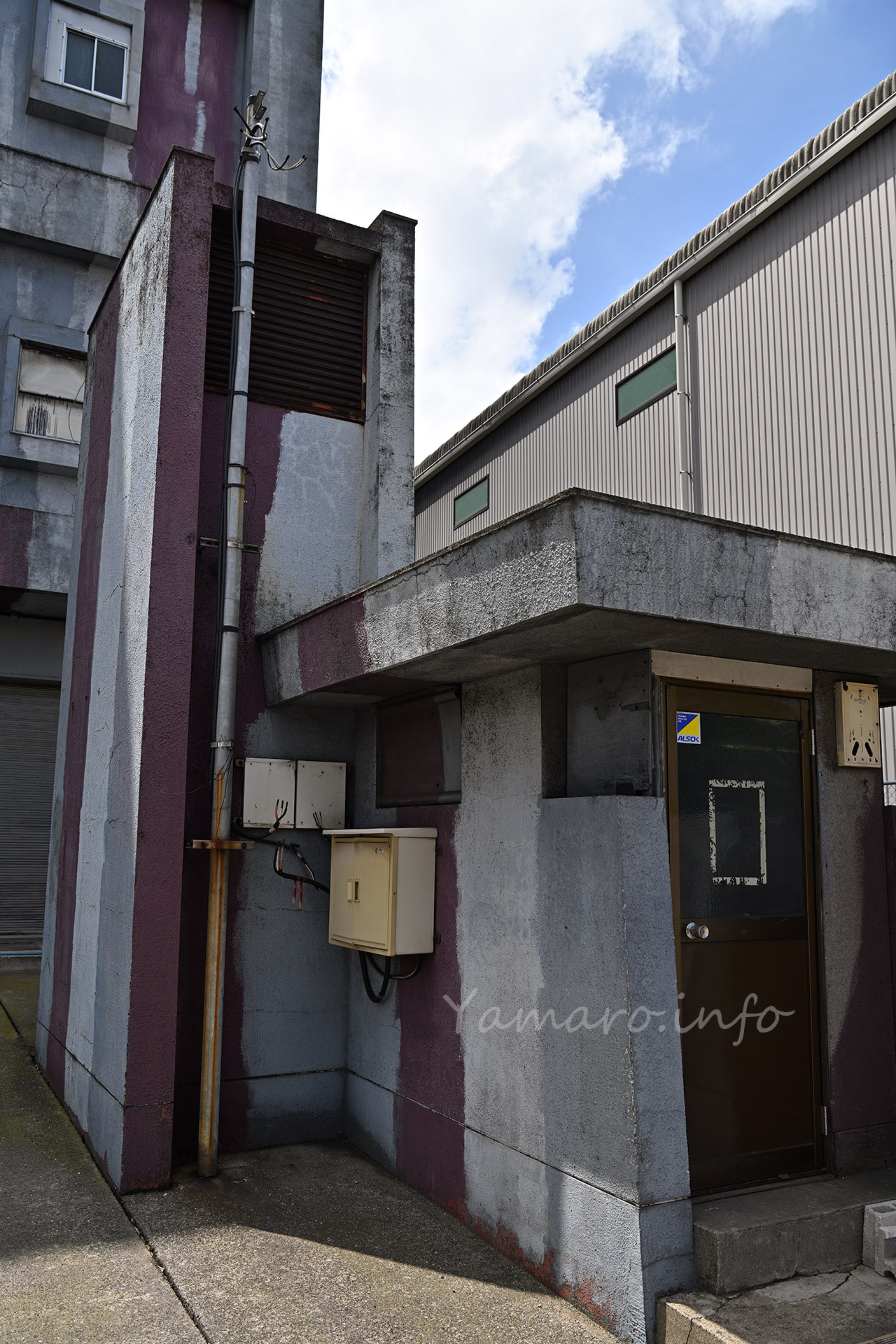 建物横の詰め所？にも奇抜な塗装