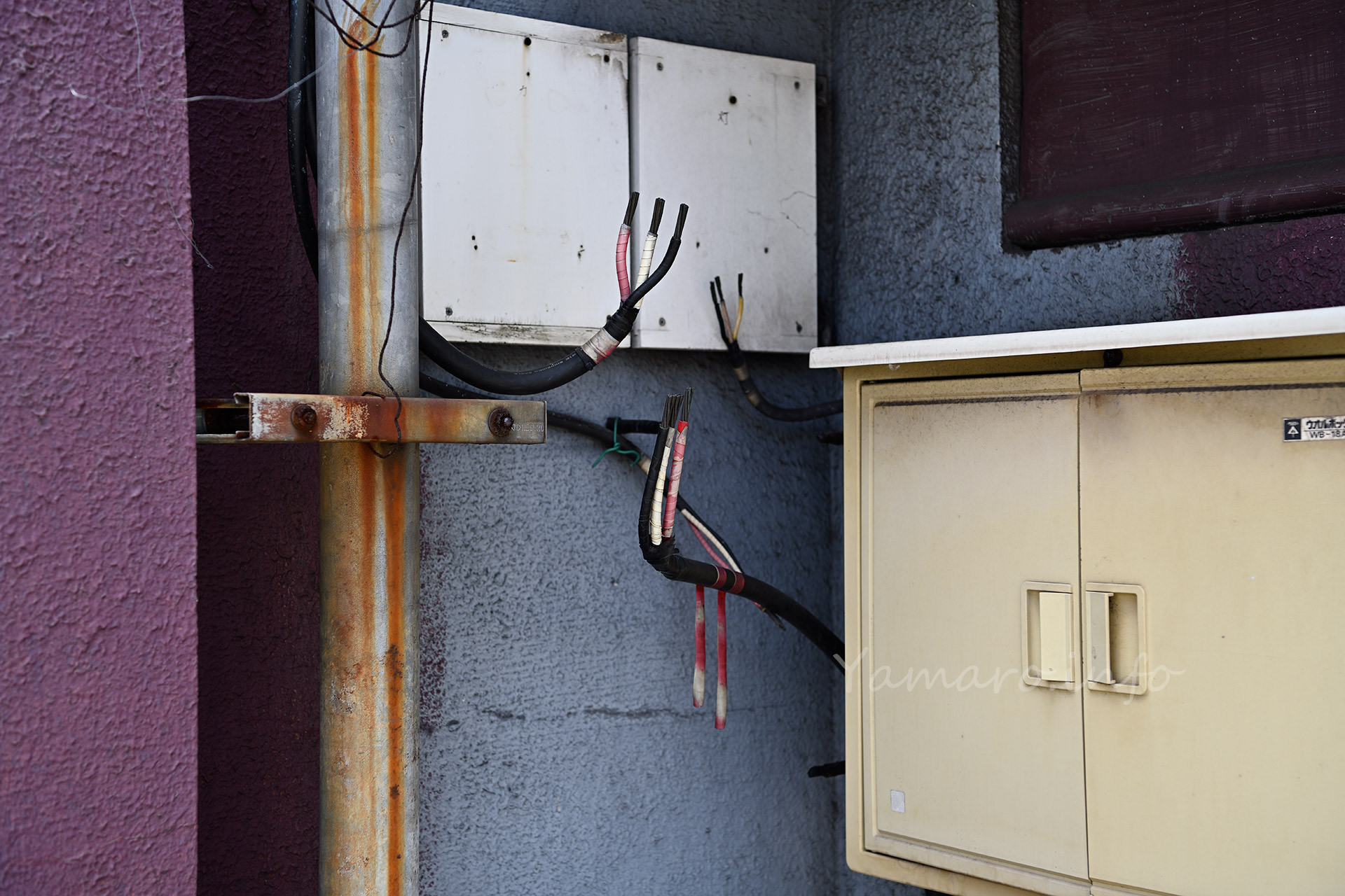 。電線はカットされていた。では本来の目的地へ。