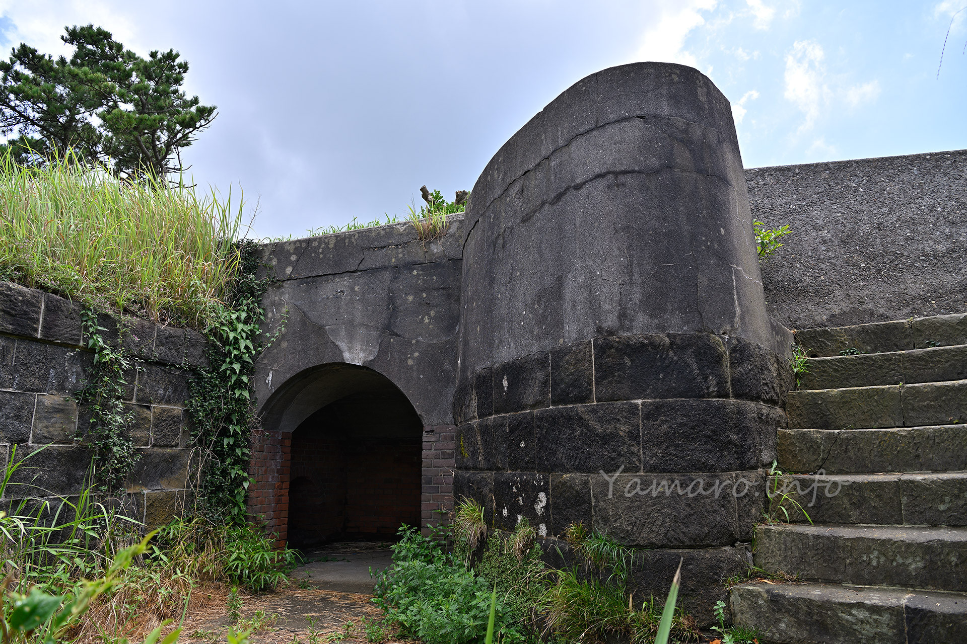 階段を降ると、ぽっかり穴が空いている場所があります。
