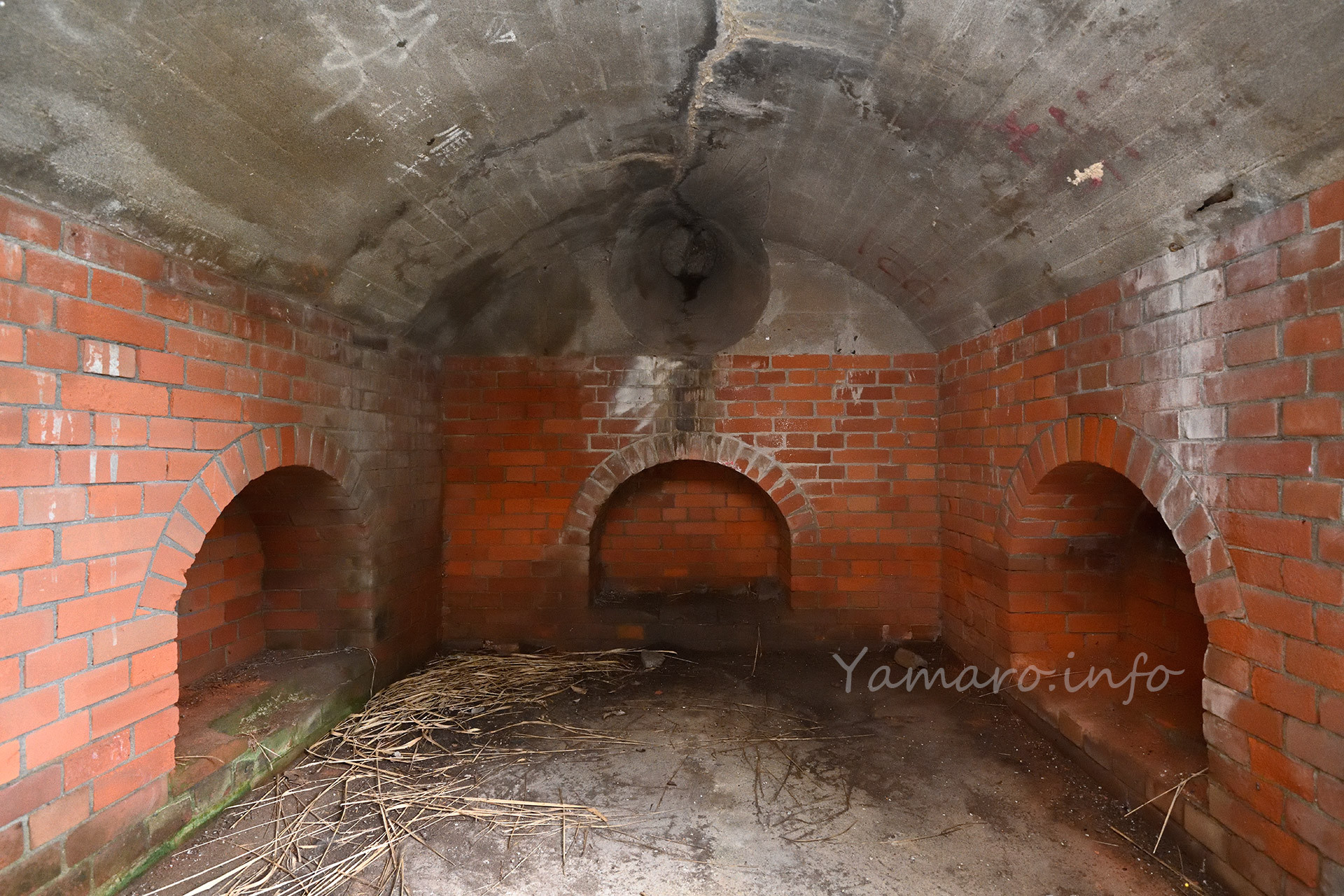 中に入ってみると、美しいレンガの壁で作られた弾薬庫内は、それほど広くもなく、砲台跡付近にも弾薬庫があることから、ここはあまり口径の大きくない砲弾用か、一時的な置き場所だったのかもしれません。 中央上部の穴は、塞がれていますが、伝声管があったようです。