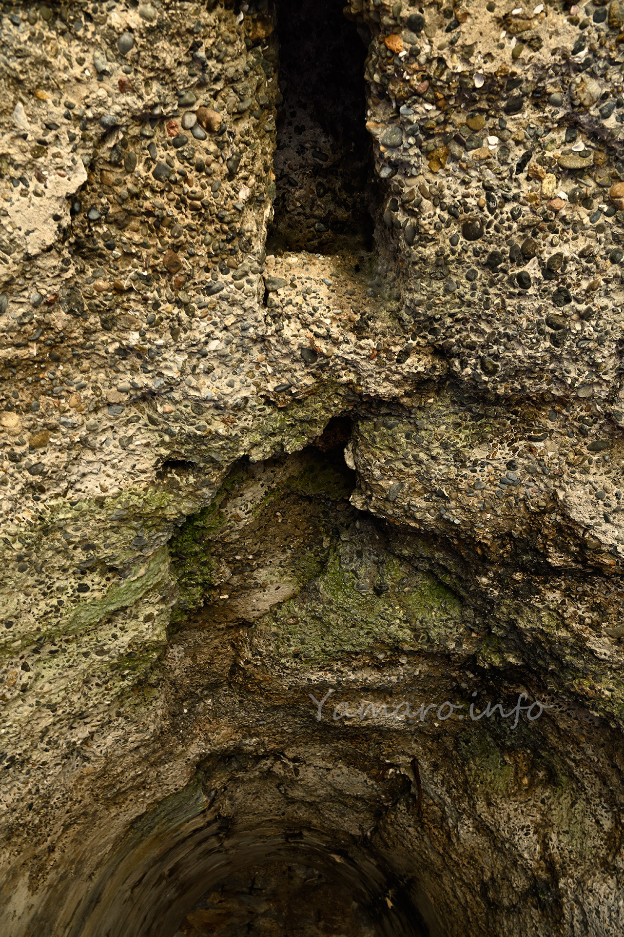 天井は玉砂利を多く含んだコンクリートがボロボロに風化している様子。 中心に穴があり、何かを通していたのでしょうか？
