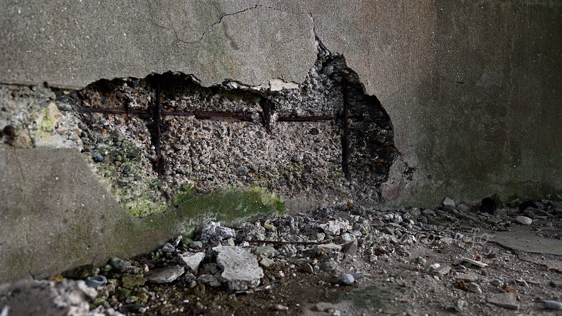 コンクリートが割れて剥離、鉄骨が見えています。すぐには崩壊しないでしょうが、確実に劣化してきています。 しかし、この場所も多くは案内板もなく放置され、朽ちるに任せています。