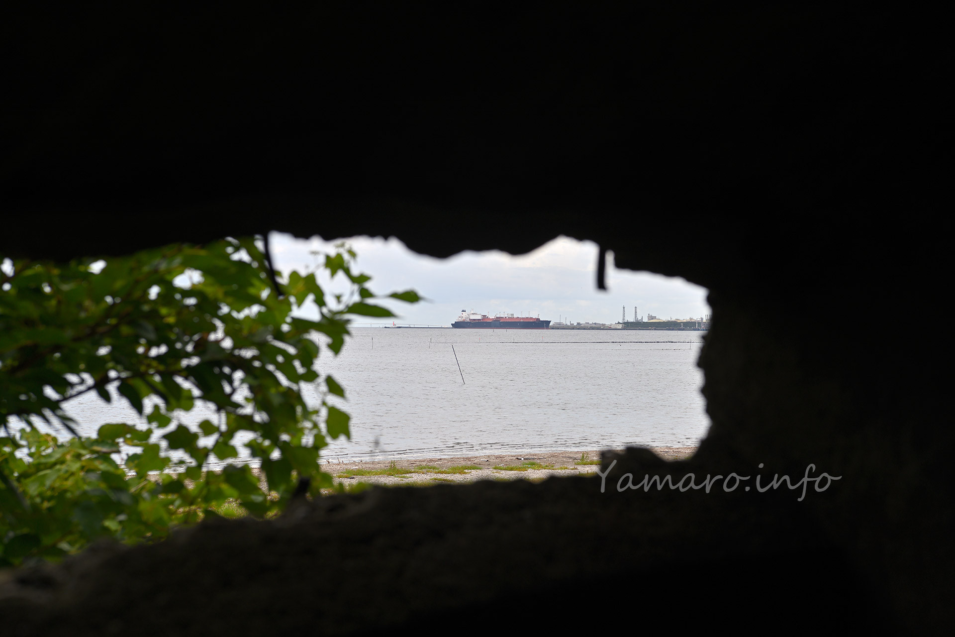 先程のスリットから、遠方にフォーカスを合わせると、貨物船が見えます。 当時は海に向かって射撃して、カノン砲や榴弾砲の試験をしたのでしょうか？　あるいは、監視活動を行っていたのか。