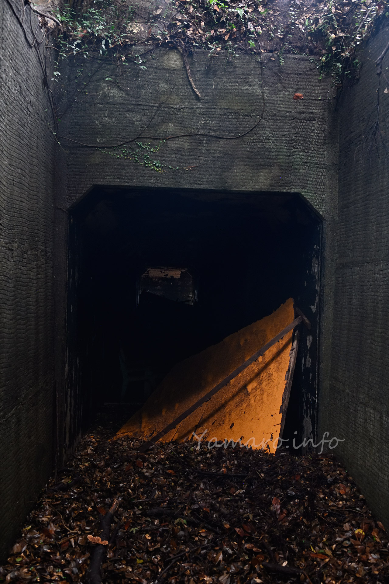 かつて弾薬庫だった場所へのトンネル。 一瞬光が指したかのように見えたけど、オレンジ色の封が倒れていただけ。