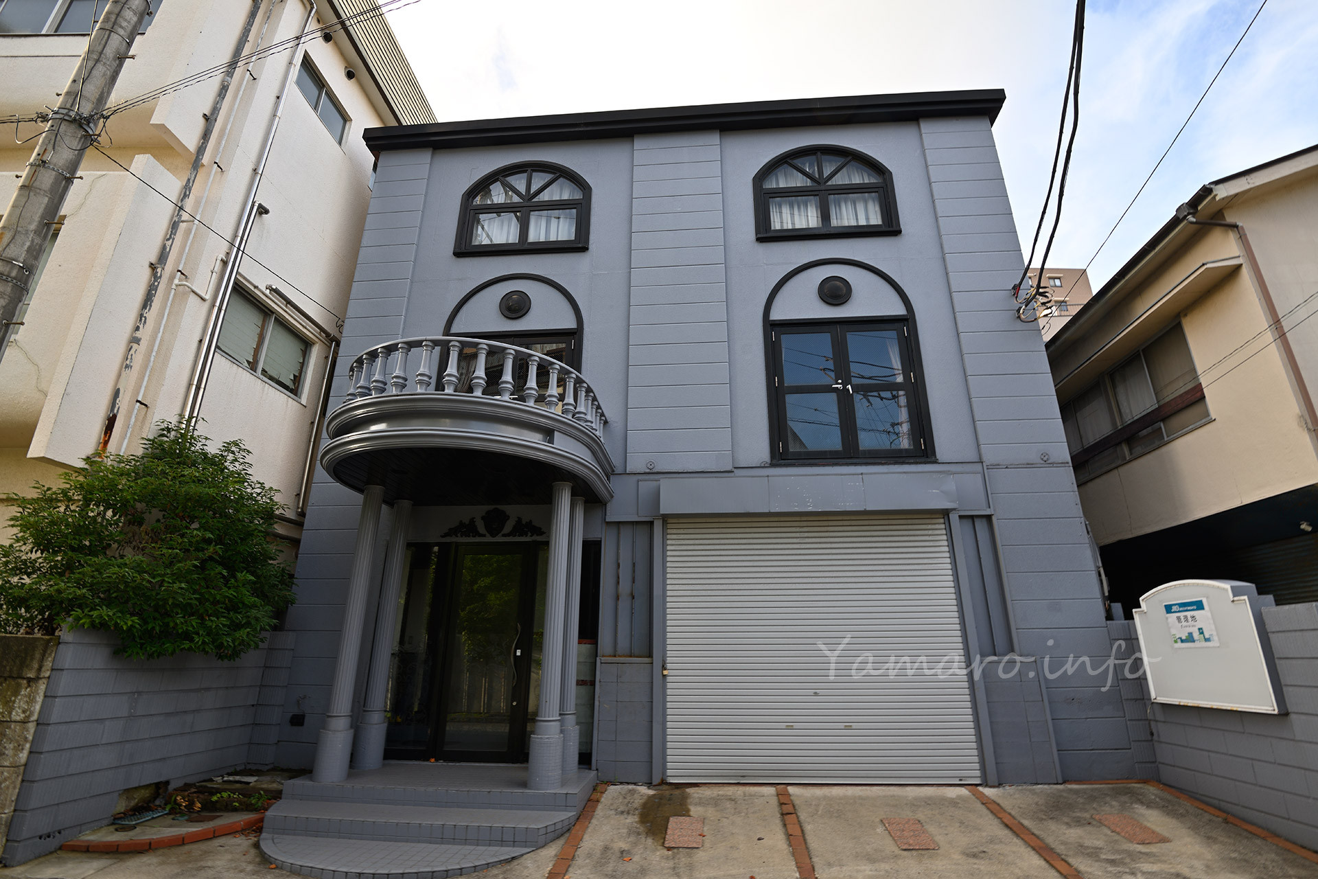 ホテル向かいの建物も、古くなさそうですが管理物件に。かつてはバーも入っていたようです。