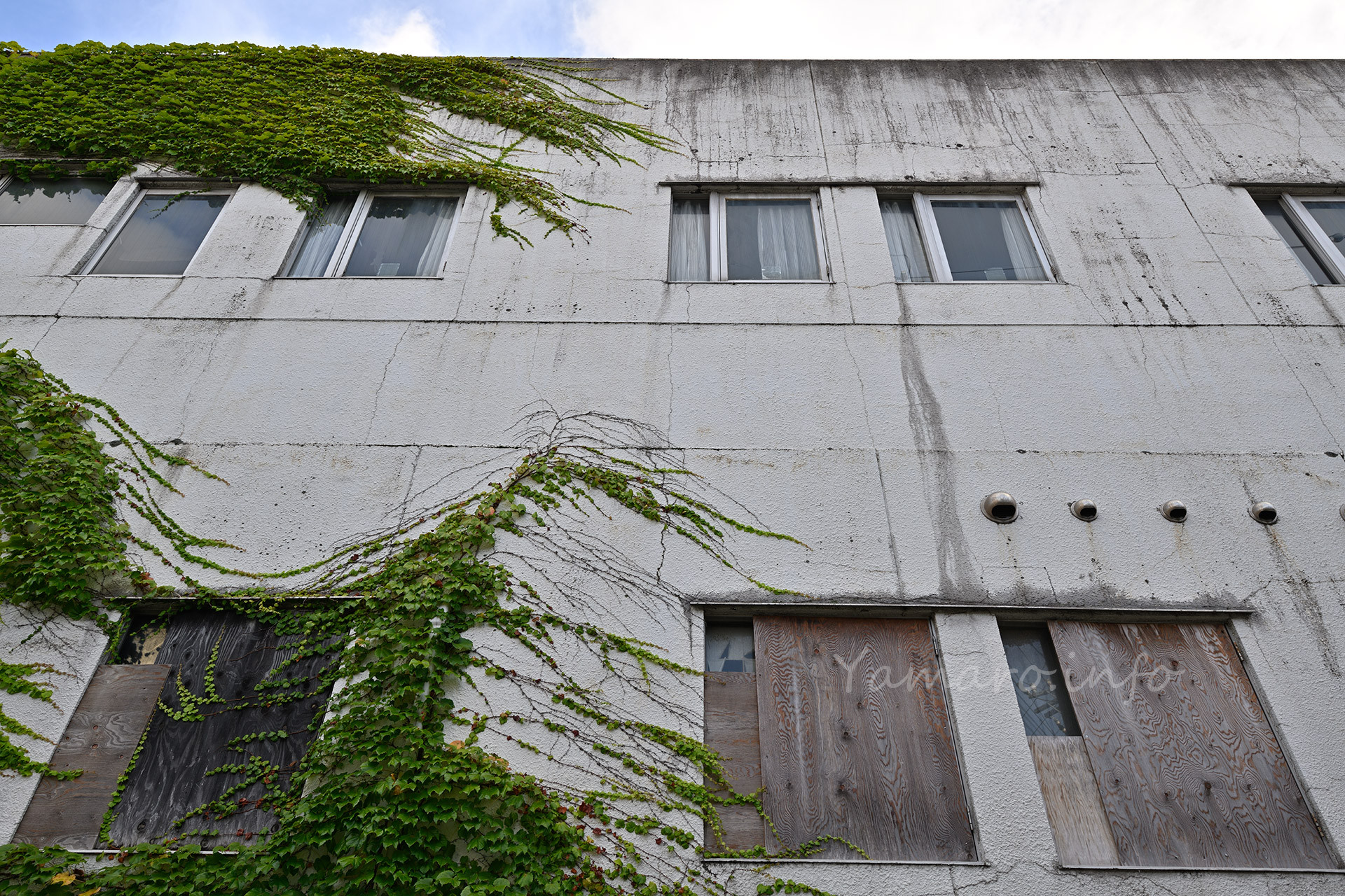 1階はベニア板で窓が塞がれています。 2階は宴会場や結婚式場が、3階がホテル客室だったようです。