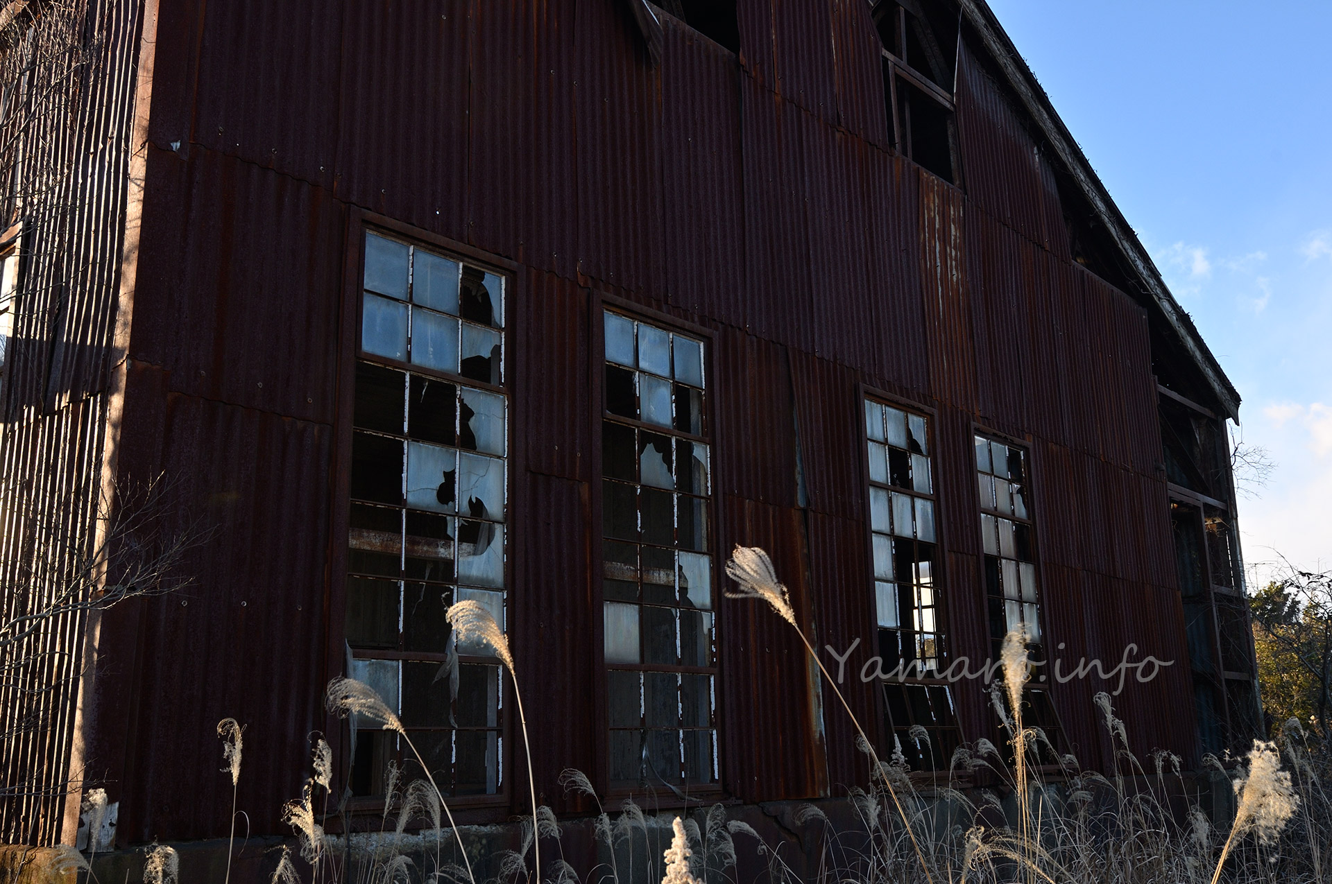 個人的にはこの縦長の窓が懐かしい。というのもYamaroが通っていた小学校は昭和9年建造（卒業後すぐに改築）で、こんな感じの窓がついていたからです。