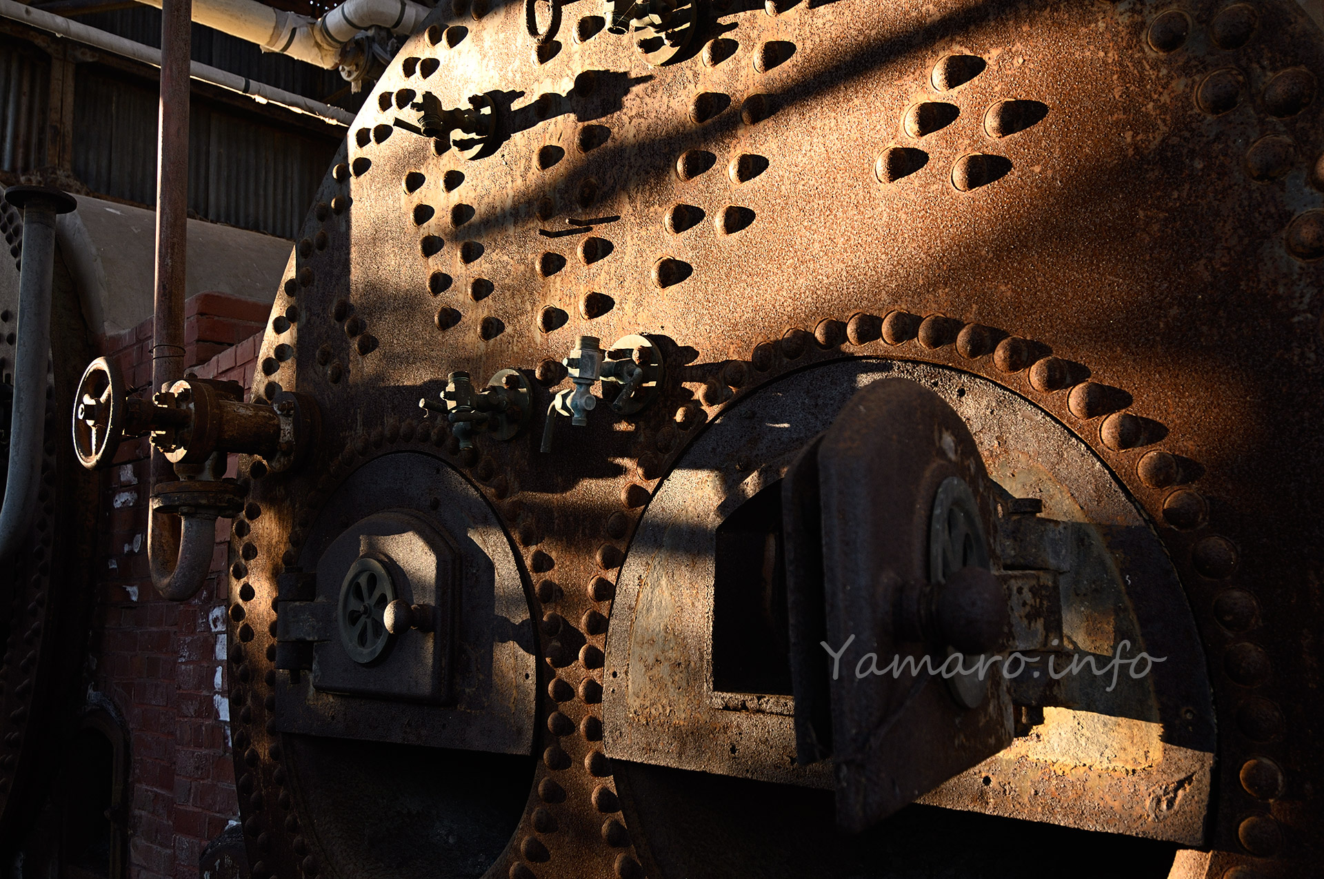 機罐場のボイラー。1938年以来70年以上（撮影当時）居続ける。サビが良い感じ。