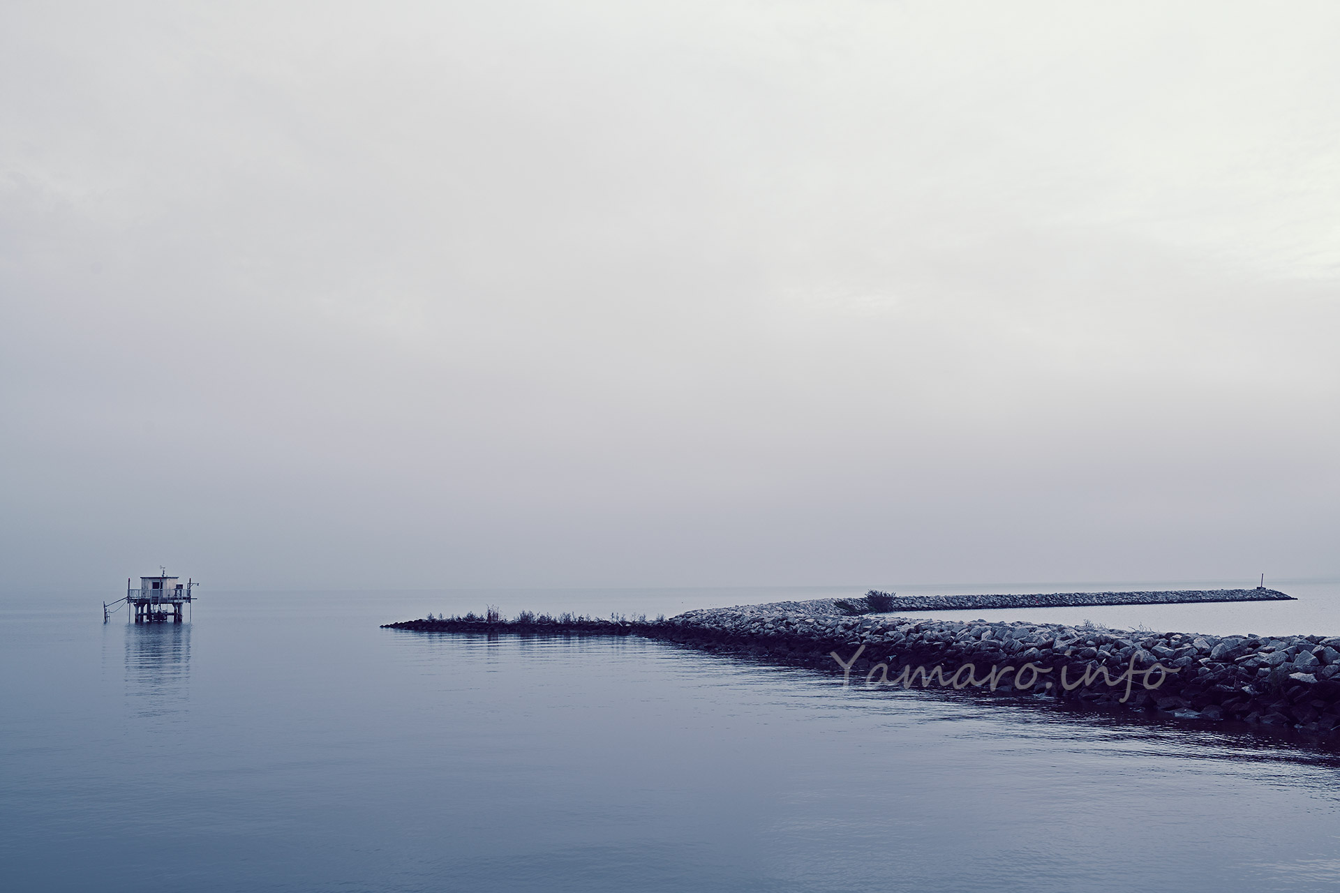 柵の向こうに機罐場の煙突が見える。この道路は現在、国立環境研究所の敷地となっているため、立ち入ることはできない。 旧海軍鹿島航空隊・霞ヶ浦分院・機罐場からは以上です。